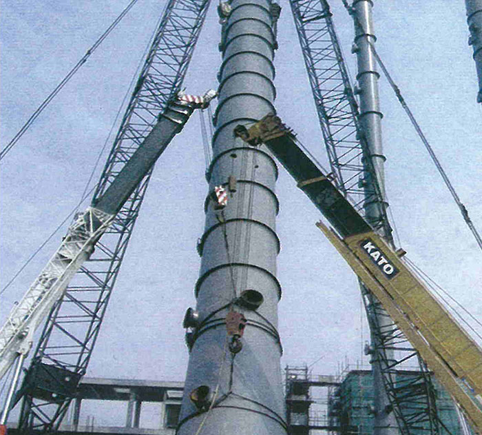 石油化工设备安装工程现场一角